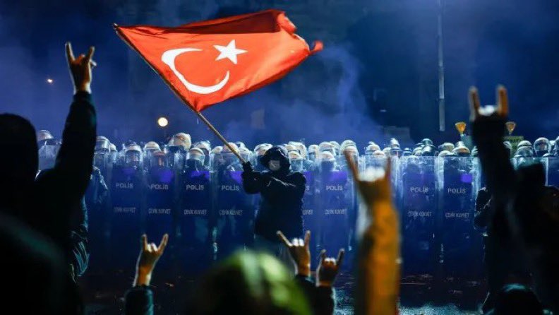 Belki kurt yalnızlığı düşecek hissemize.
Hüzünler saracak ufkumuzu hüzünler.
Hüzünler taze baharlar gibidir.
Unutma bahar senin içinde.