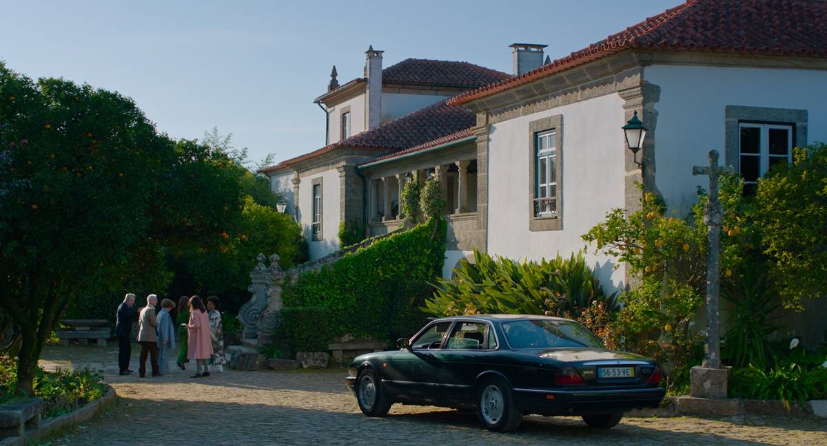 UNA QUINTA PORTUGUESA es una de las propuestas que más nos ha fascinado en el #28FestivalMálaga. Una película sobre la identidad y las raíces, sobre conocerse y revelarse, sutilmente, a través de las historias. Una Vértigo a la mediterránea con un reparto inspirado.