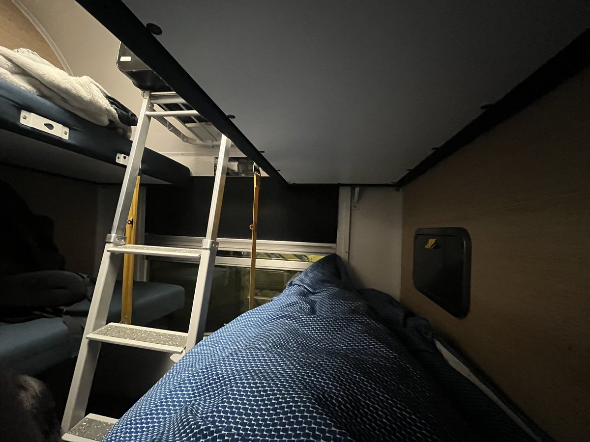 dashcom_'s tweet image. Tchou (zzz)