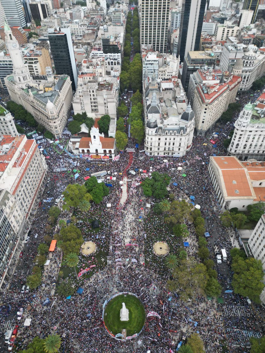AgenciaElVigia's tweet photo. Una vez más, el pueblo argentino dijo #NuncaMás con una imponente movilización a Plaza de Mayo y en plazas de todo el país exigiendo #MemoriaVerdadYJusticia https://t.co/4iwjD7OXau