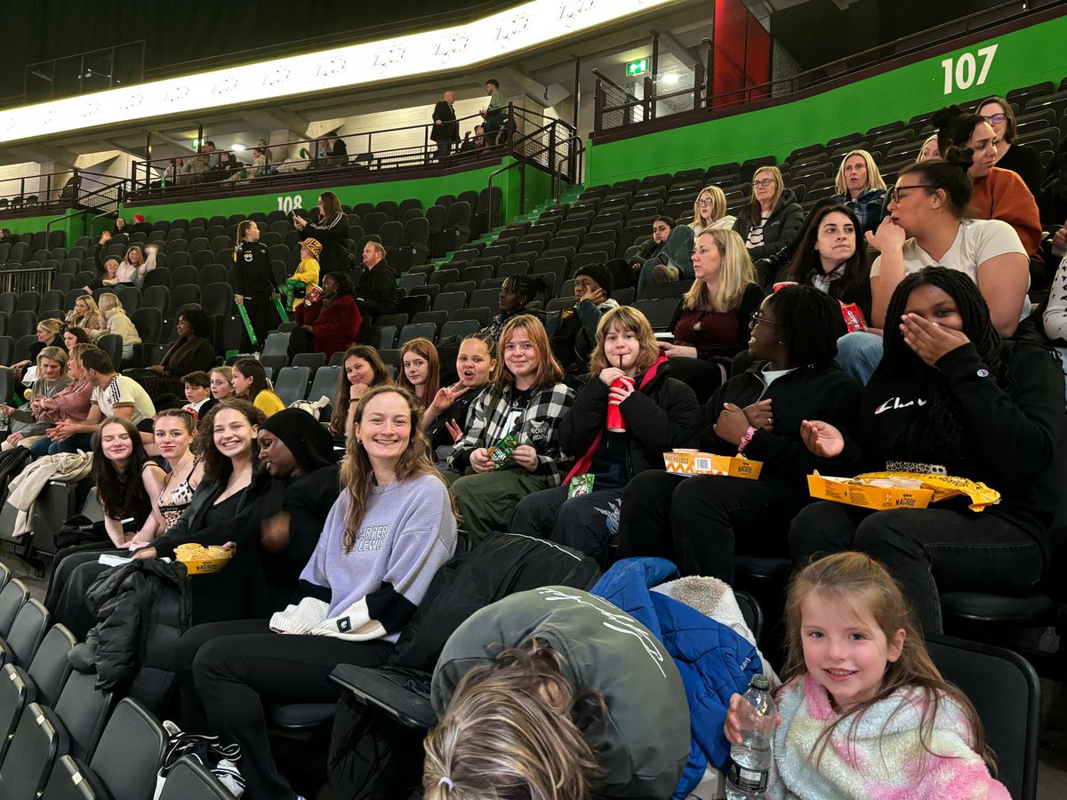 Netball girls enjoying a Sunday out to watch <a href="/thundernetball/">Manchester Thunder Netball</a> ⭐️