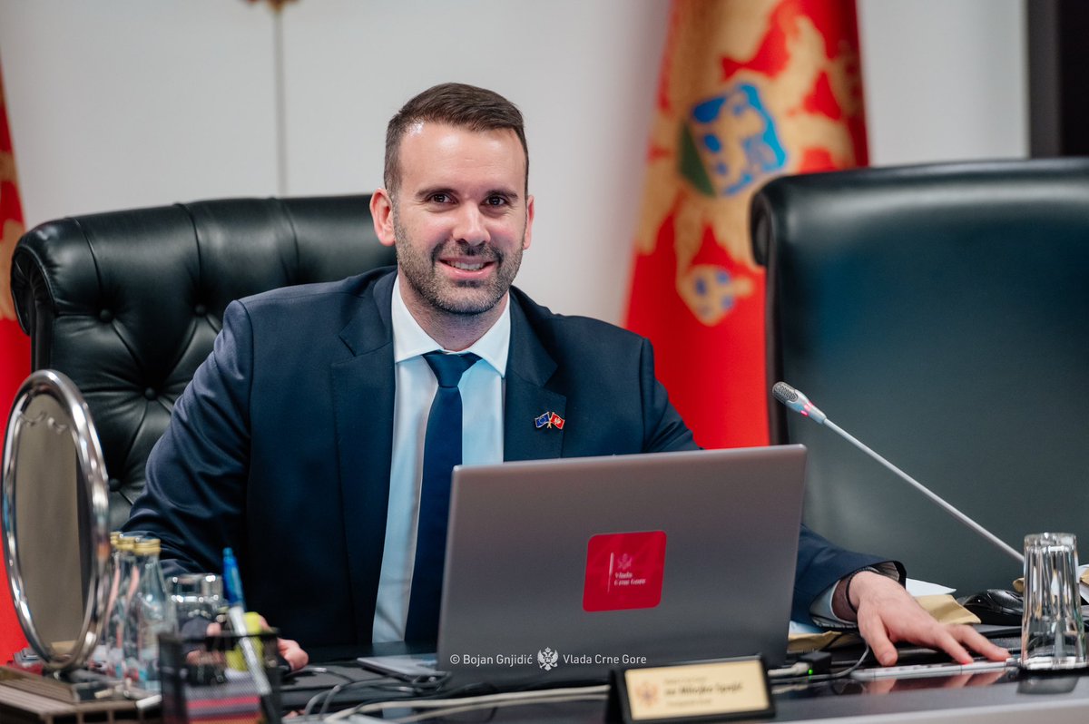 Vlada je upravo utvrdila međudržavni sporazum sa UAE koji će omogućiti razvoj dva velika turistička projekta - jedan na jugu, jedan na sjeveru naše zemlje. Konkretna lokacija je i dalje otvorena za razmatranje - NEKA NAJBOLJI POBIJEDI! 🇲🇪❤️