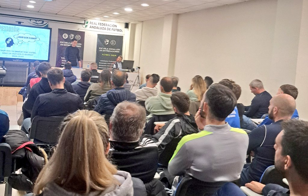 Los profesores <a href="/RFAF/">RFAF</a>
<a href="/Marcofdez/">Marco Fernandez</a> <a href="/Maribel_MarGlez/">@Maribel_MarGlez</a> participaron en la presentación de Javi Medina, entrenador <a href="/AntequeraCF/">Antequera C. F.</a> quien participa en una maravillosa jornada con alumnos del #UEFAA y #UEFAB