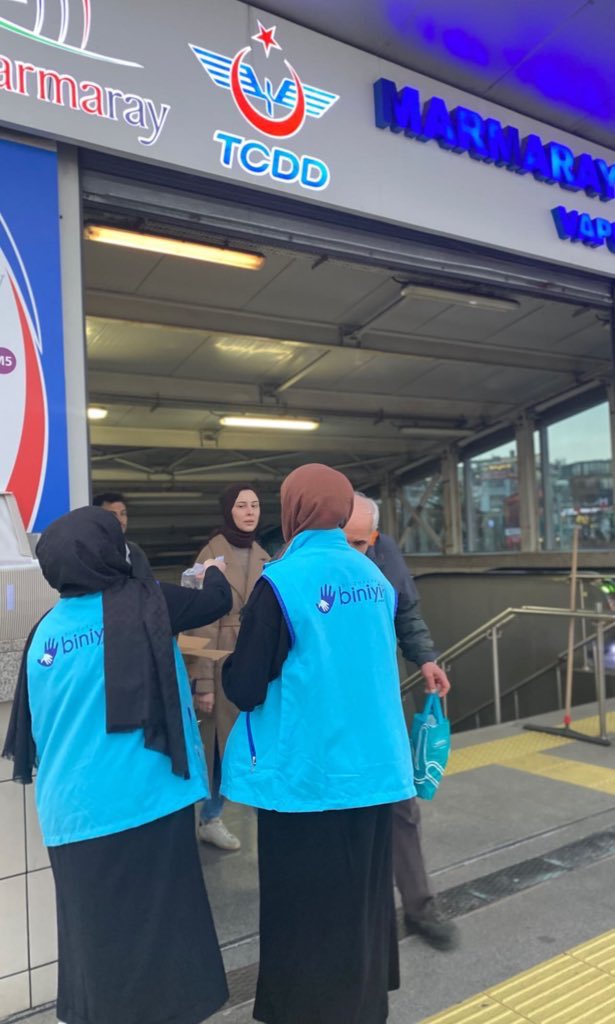biniyilik's tweet photo. Bugün "Bir Dokunuş Bin İyilik"  ve  Dünya gelecek derneği olarak, Marmaray ve metro çıkışlarında iftara yetişemeyen ve iftar saatinde çalışan şoförlerimize küçük bir iyilikle dokunduk. Bu özel etkinlik kapsamında, oruçlarını açabilmeleri için hazırladığımız paketleri dağıttık. https://t.co/bkJzVu05hO