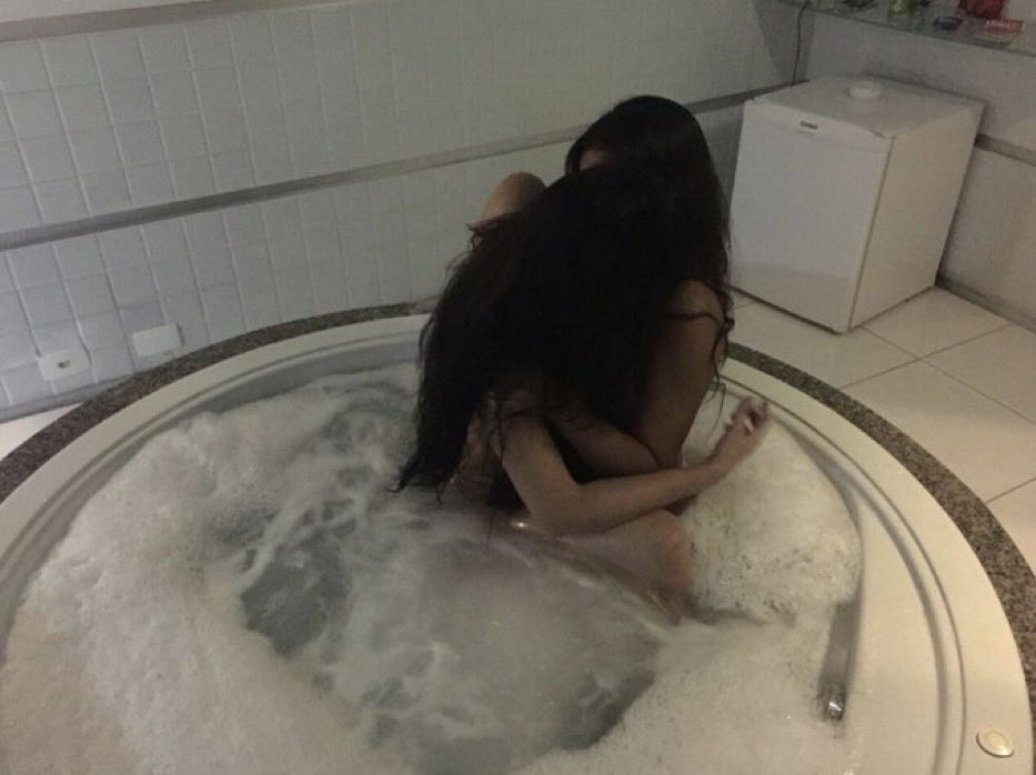 women loving women (@wlwpicz) on Twitter photo 