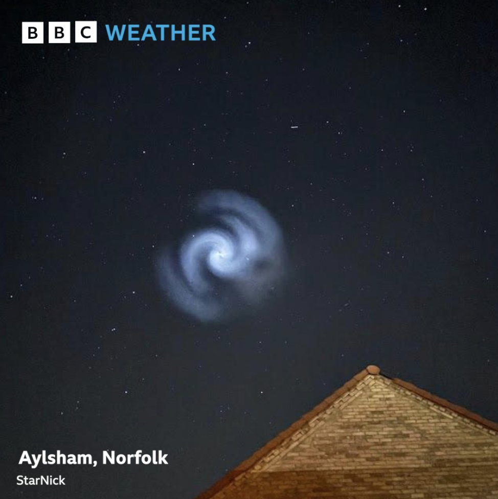 SimonOKing's tweet image. How cool is this...our @bbcweather Watchers have captured the @SpaceX spiral in the skies above the UK this evening after a rocket launch in the US...

*caused by illuminated frozen fuel expelled from the rocket second stage.