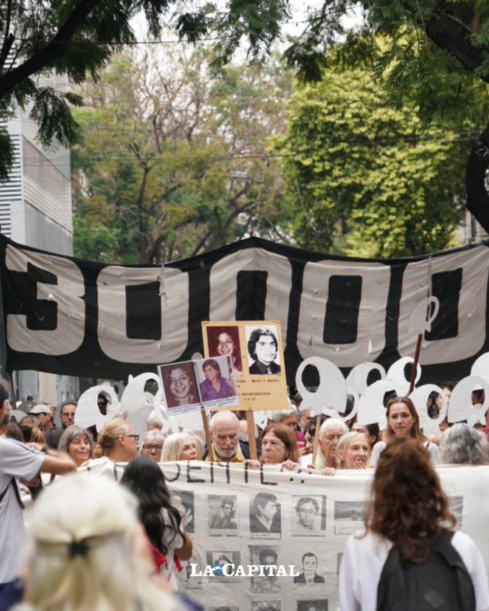 lacapital's tweet photo. ✊ ROSARIO MARCHA POR LA MEMORIA, VERDAD Y JUSTICIA ✊
👉 Una vez más, miles de #rosarinos se encontraron en la plaza San Martín (Dorrego y Santa Fe) para marchar hacia el Parque Nacional a la Bandera por el Día de la #Memoria, #Verdad y #Justicia. Como todos los 24 de marzo, la ciudad volvió a gritar Nunca Más a 49 años del inicio de la última dictadura cívico-militar.
La concentración en la plaza #SanMartín estaba prevista para las 16 pero desde mucho antes comenzó a acercarse la gente. Familias, amigos y diversas organizaciones empezaron a llenar lentamente el espacio.
📣 Bombos, stands con remeras, pines y banderas forman parte de la postal de este 24 de marzo. Por supuesto, y como era de esperarse, distintos carteles recordando la dictadura militar se alzan sobre la cabeza de los manifestantes. También se pueden pancartas en repudio de la gestión de #JavierMilei.