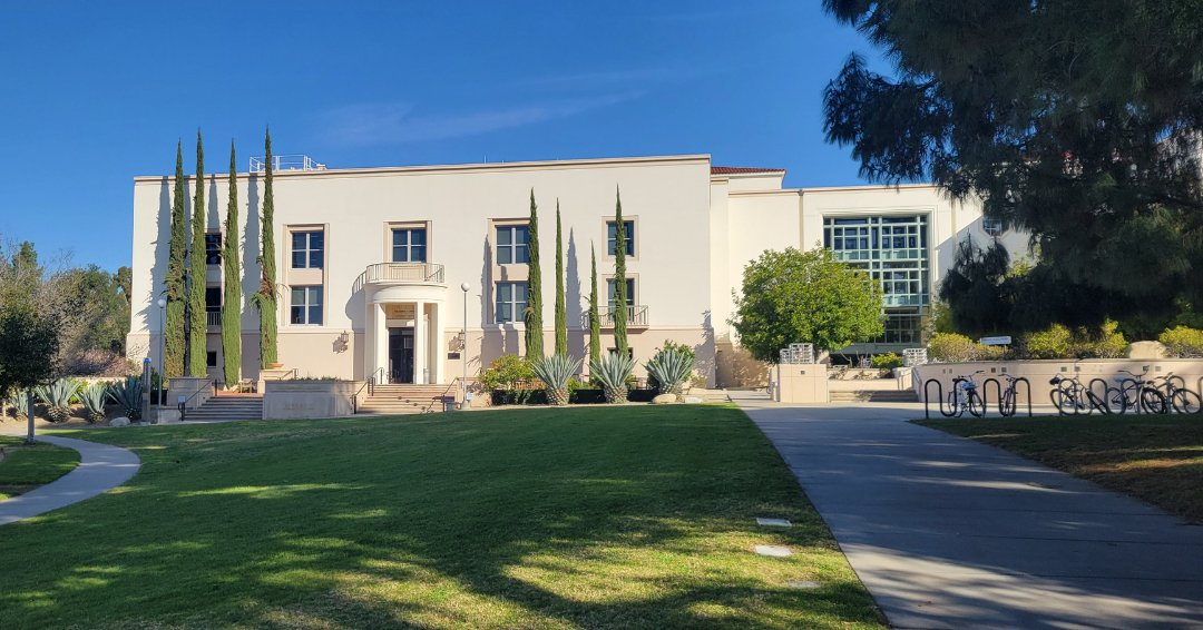 Welcome back from Spring Break and to another beautiful week ☀️ here at #TheClaremontColleges. May your coffee ☕ fuel your focus, your playlists 🎶 spark creativity, your research 📚 drive you forward, and your student peers 🤝 brighten your day. #HappyMonday