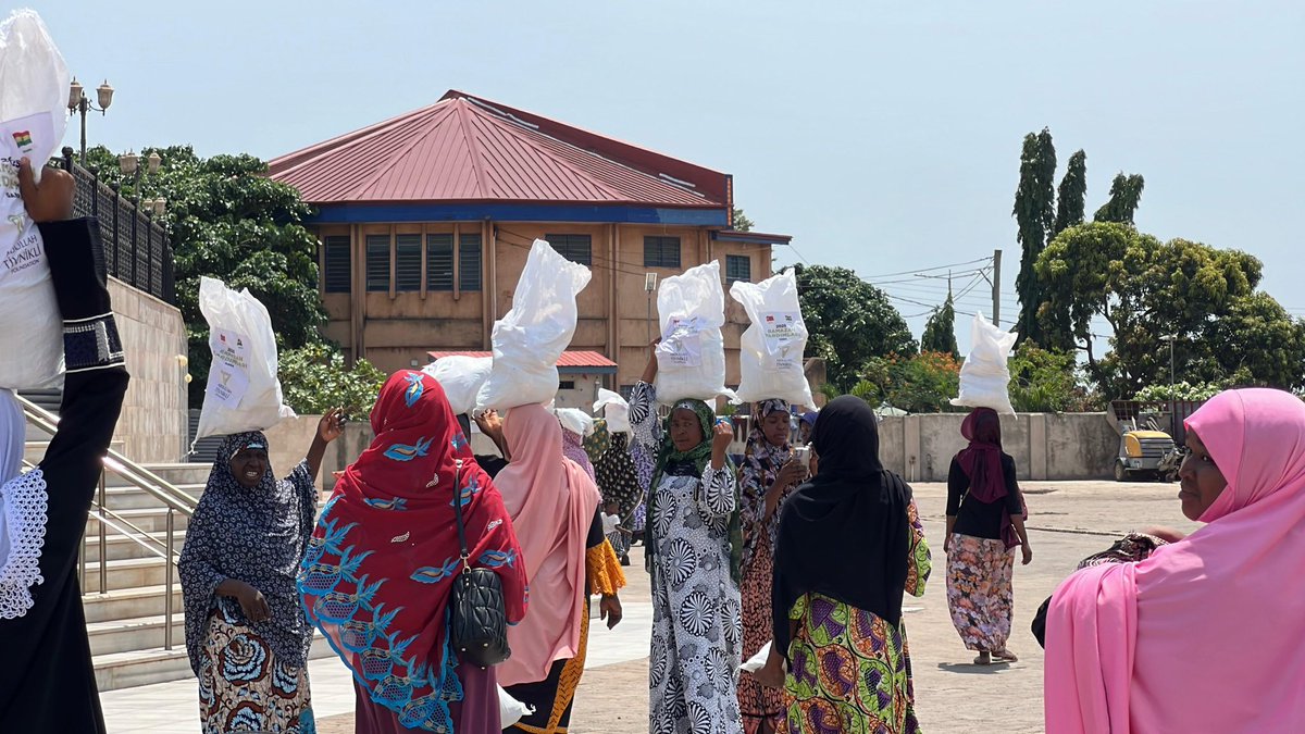 tivniklivakfi's tweet photo. 🌍 Batı Afrika’da Kardeşlik Sofraları 🌍

Ramazan ayının bereketini Gana ve Sierra Leone’deki ihtiyaç sahibi kardeşlerimizle de paylaştık. Kurduğumuz iftar sofraları ve sağladığımız sosyal yardımlarla bu mübarek ayda gönüllere dokunmanın huzurunu yaşadık.

Destek veren tüm hayırseverlerimize ve emeği geçen herkese teşekkür ederiz. Ramazan’ın birleştirici ruhu tüm dünyada kardeşlik ve huzur getirsin. 🤲

#RamazanBereketi #KardeşlikSofraları #Dayanışma #AbdullahTivnikliVakfı