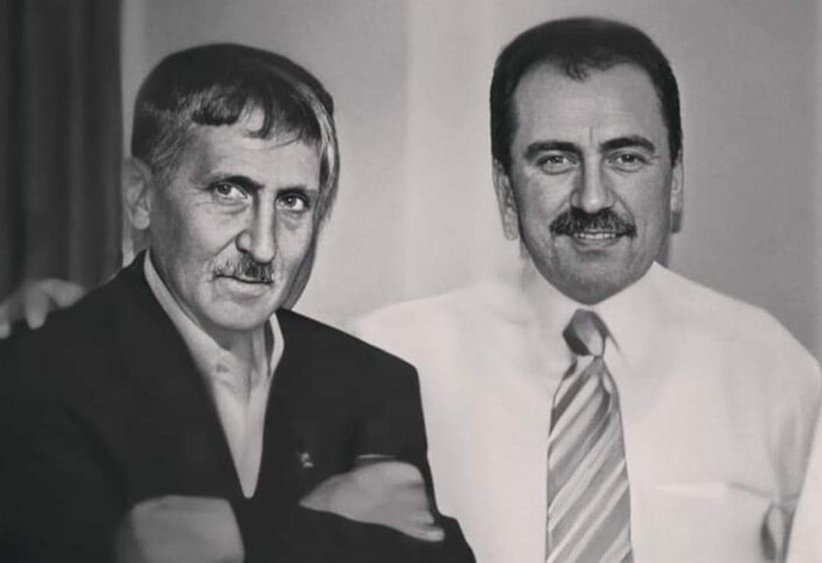 Abdurrahim Karakoç:
“Yapamazsın dedim Başkan'ım. Çünkü senin iki yüzünde Yunus. Bir yüzün Yavuz olsaydı dedim. Tebessüm ederdi bana.

Akşama kadar Türkiye'nin her yerinden 500 kişi gelse onlarla tek tek görüşürdü. Başka bir liderle bunu yapamazsın.Kimseyi kıramıyorum derdi.
O,