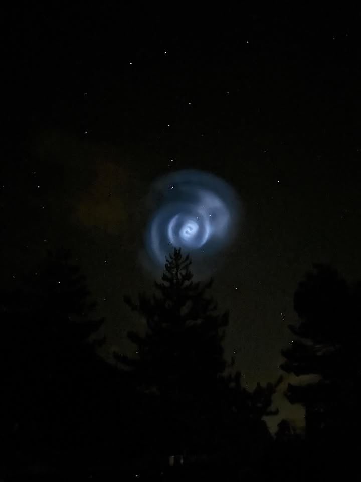 >> Dispersion de carburant de la fusée Falcon 9 (Space X) visible ce soir dans les Alpes-du-Sud !

Suite au nouveau lancement de la fusée Falcon 9, du carburant s'est échappé et a gelé instantanément au moment de la séparation du 2ème étage.

Cela a alors provoqué cette spirale