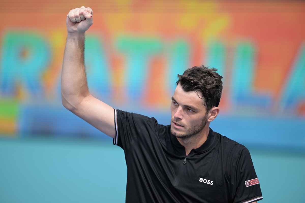 Dallas Déjà Vu—with a twist 😤

Taylor Fritz takes down our reigning champ Denis Shapovalov to reach the #MiamiOpen fourth round. Just weeks ago, Denis edged him out in a Dallas thriller: 2-6, 6-3, 7-6.

<a href="/atptour/">ATP Tour</a>
