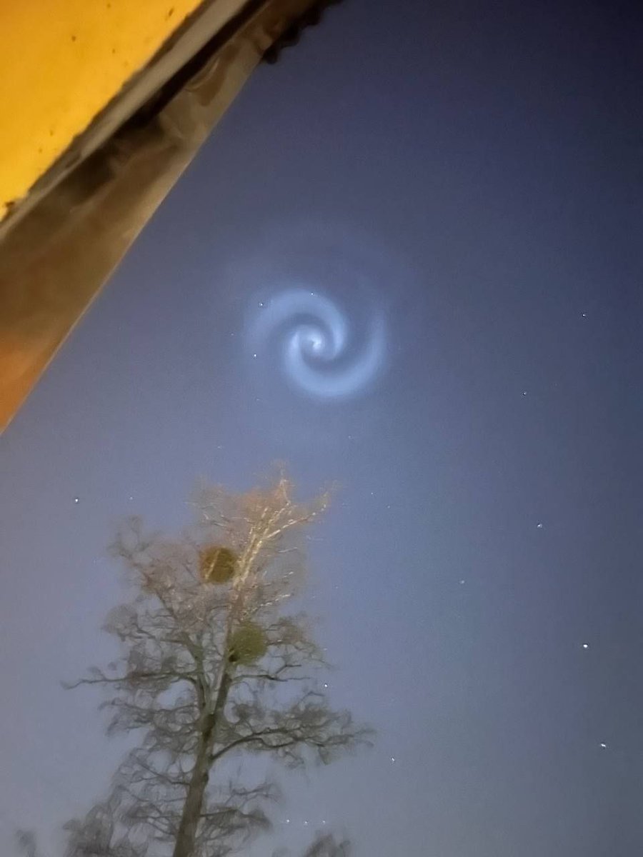 JayinKyiv's tweet photo. Over Russia and Ukraine right now, something crazy.

Any astronomy afficionado know what this think is? https://t.co/AOHFhJAAuN