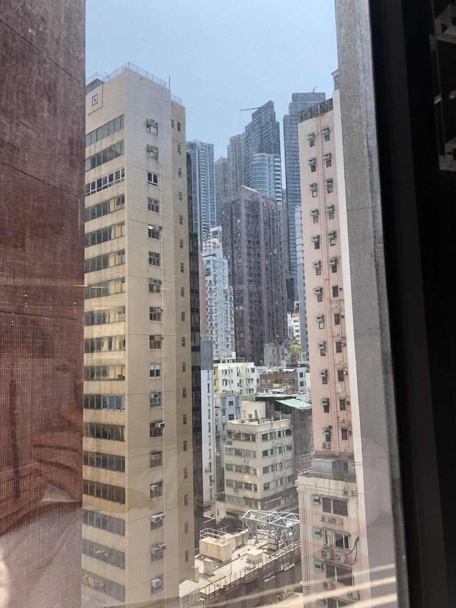 medium4653's tweet photo. 今香港だが、今回は五日間毎日踊るので街を彷徨く時間無し。まさしく行って踊って帰るのみという仕事モード。しかも毎日即興。想像以上に過酷な日々である。 https://t.co/vZes8r9023