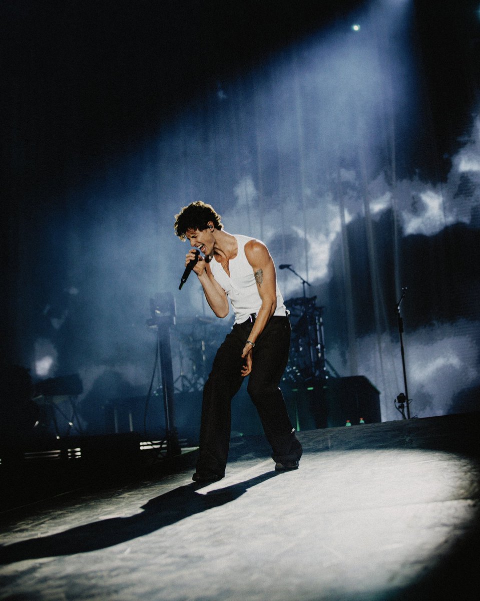 Lo linda que es la primera foto de Shawn en Chile. <3