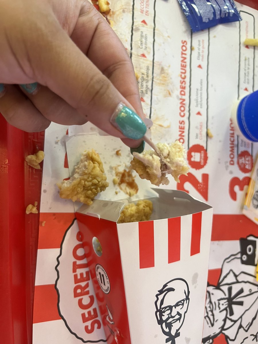 LizExtrem_'s tweet photo. señores de KFC mi producto favorito para darle a mi sobrinito que es un bebé son los popcorn pero el día de hoy tuve la mala experiencia de que le salió un huevo bastante grande con el cual se atragantó, queda uno con el mal sabor y desconfianza hacia ustedes @kfccolombia https://t.co/janKMzc2ey