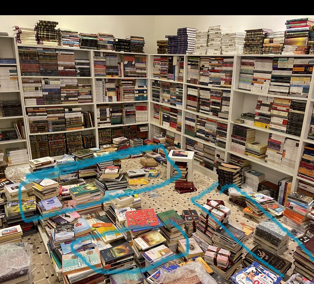 book_maha's tweet photo. @tr__z لعبتي الترتيب تحتاج طاولات مستطيله لها رفين ماتاخذ مساحة كبيره في الغرفه تترتب العناوين وتقدر تشوفها وتضيف رفوف جمالية مثل إلي في الصورة واذا احتجت علق رفوف على الجدار وتصير كلاسيكية راقية لأن واضح رفوف مكتبتك ضعيفه https://t.co/BE7IGdD2TO