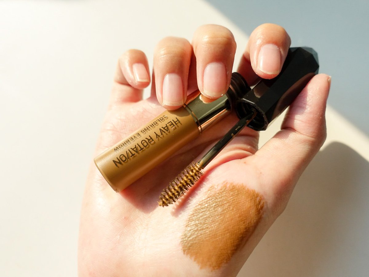 sabaisri's tweet image. ส่วนตัวเป็นคนชอบเขียนสีคิ้วให้อ่อนกว่าผมอยู่แล้ว แต่ติดปัญหาขนคิ้วเดิมมันดูเข้ม พอไม่ปัดคิ้วคือไม่ได้สุดๆ สีคิ้วดูไม่กลืนกัน มันดูไม่ละมุนอะ นี่เลยใช้ #มาสคาร่าคิ้ว ของ #Kissme 😘 รุ่น #Heavyrotation ตัวนี้ใช้ดีมว๊ากก!! ปัดง่าย ได้ขนคิ้วเรียงสวยเป็นธรรมชาติ…