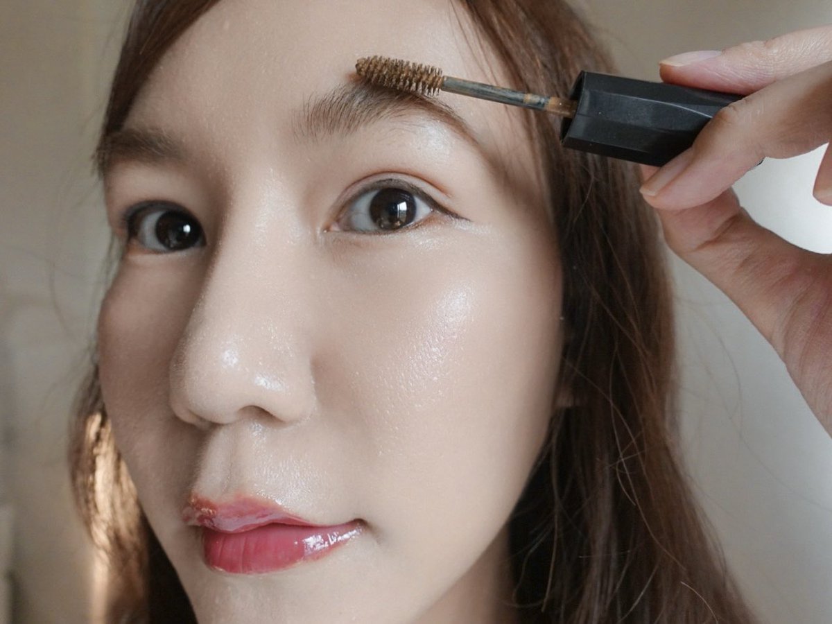 sabaisri's tweet image. ส่วนตัวเป็นคนชอบเขียนสีคิ้วให้อ่อนกว่าผมอยู่แล้ว แต่ติดปัญหาขนคิ้วเดิมมันดูเข้ม พอไม่ปัดคิ้วคือไม่ได้สุดๆ สีคิ้วดูไม่กลืนกัน มันดูไม่ละมุนอะ นี่เลยใช้ #มาสคาร่าคิ้ว ของ #Kissme 😘 รุ่น #Heavyrotation ตัวนี้ใช้ดีมว๊ากก!! ปัดง่าย ได้ขนคิ้วเรียงสวยเป็นธรรมชาติ…