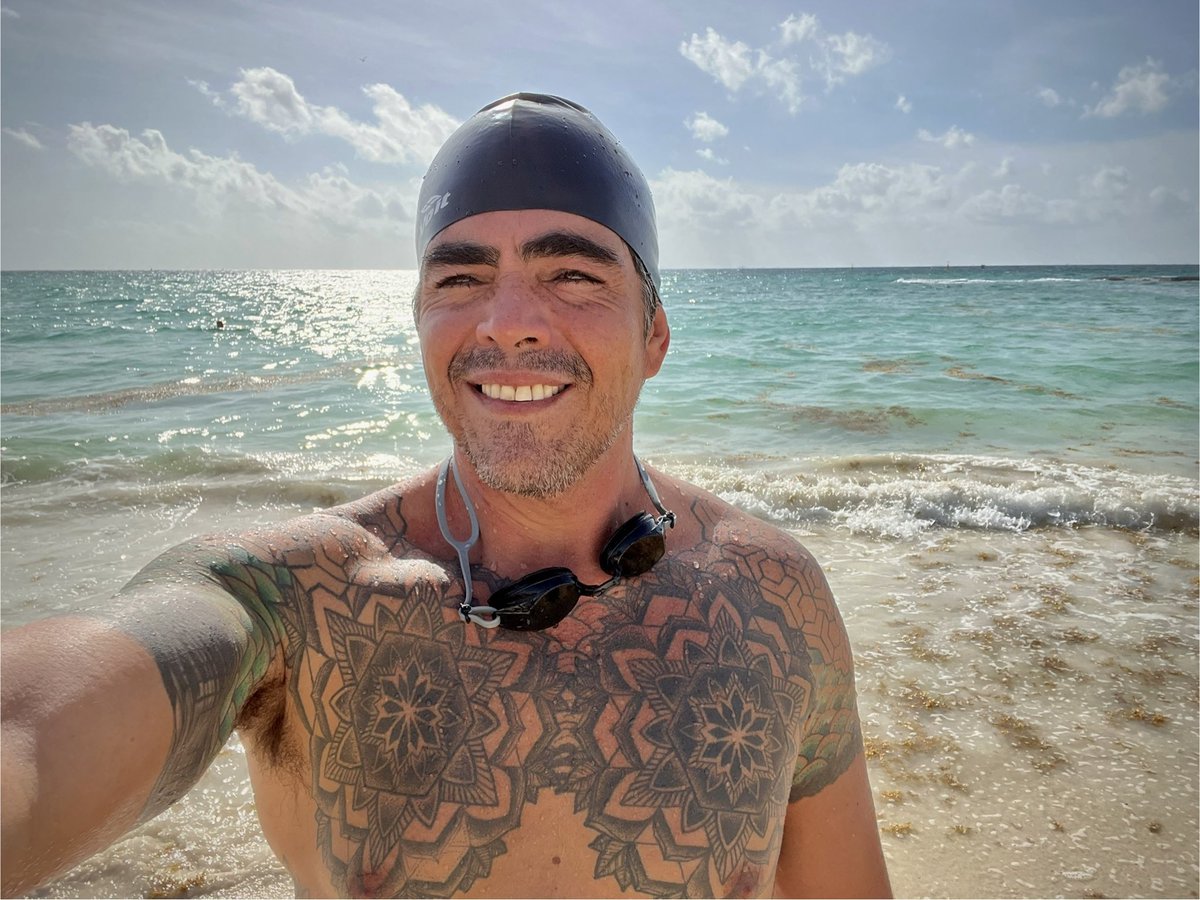 Endorphjunkie's tweet photo. Arrancando motores para la semana, paseo por la 5a. Av. y la playita; corrí 4.02 km + pushups + pullups + fierros callejeros + nadada caribeña #oldschool #endorphinejunkie #horafeliz #paquete https://t.co/vohYHoHgrs