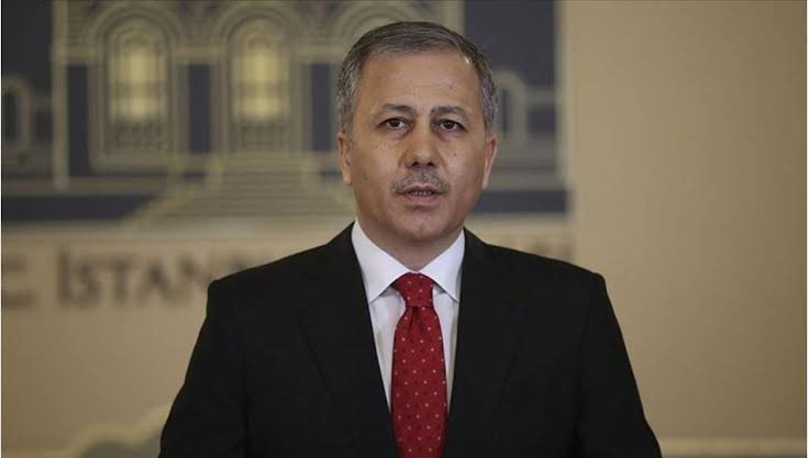 medya3tr's tweet photo. 🔴İçişleri Bakanı Ali Yerlikaya:

Saraçhane’de bu akşam gerçekleşen gösteri sonrası Sayın Cumhurbaşkanımıza, merhum annesine ve ailesine yapılan alçakça hakaretleri lanetliyorum. 

Güvenlik güçlerimiz gerekli işlemleri derhal başlatmıştır. https://t.co/4krCj2JljM