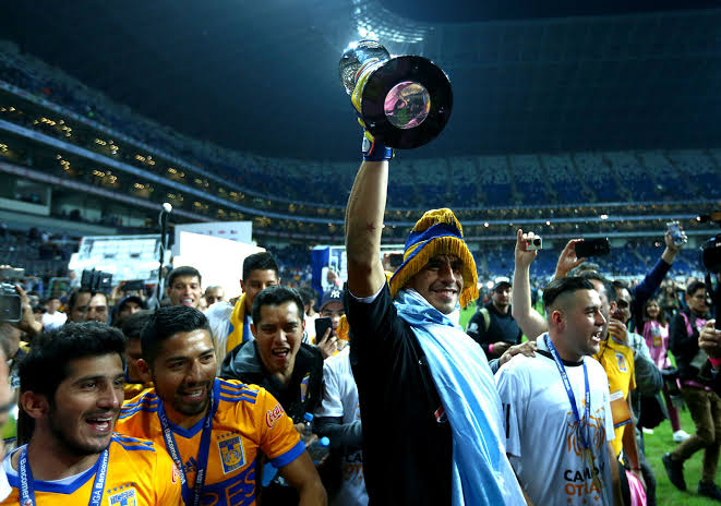 Cuando Tigres se fue a Segunda era el MÁS CAMPEÓN DE NL. 

Cuando volvió seguía siendo el MÁS CAMPEÓN DE NL

Y hasta la fecha es el MÁS CAMPEÓN DE NL.

Sigan abrazando a una mentira. La historia dice que Tigres siempre ha estado arriba del MEDIOCRE Club de Fútbol Monterrey.