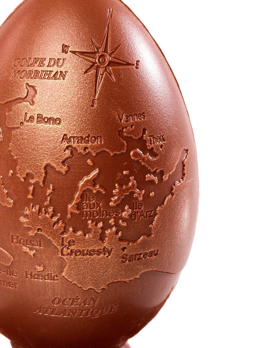 Nos désormais emblématiques Oeufs Carte du GOLFE du MORBIHAN se préparent et arrivent en boutique.
Pépites de Caramel à la fleur de sel dans un chocolat d’exception. Chocolat lait, noir ou blond. #PAQUES 
La collection Pâques sur alainchartier.fr/fr/27-paques
#AlainChartier #Vannes