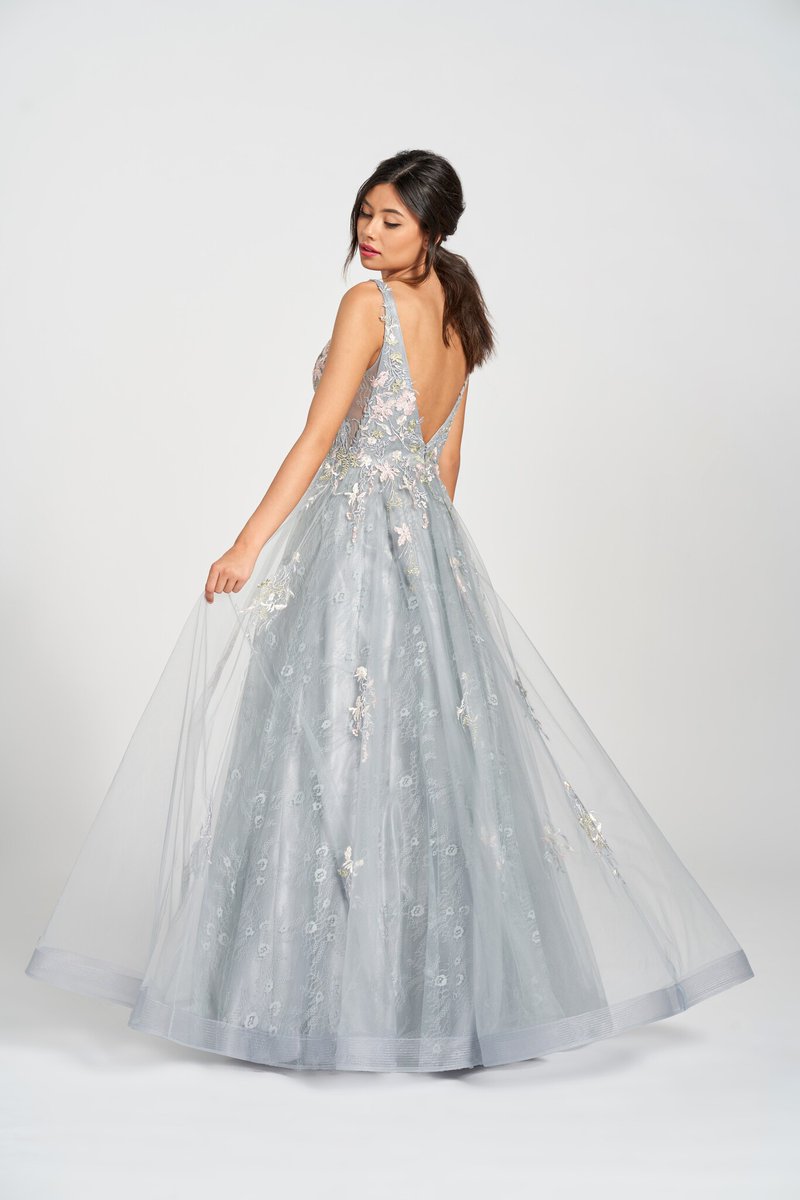 BridalWarehouse's tweet image. Step into a fairytale with CL12213 by Colette by Daphne! ✨ Platinum and soft pink florals make it perfect for an enchanted evening. 🌙 

Call (270) 765-2269 to book! Open Wed-Sun.  
#USABridal #ColetteByDaphne #PromMagic #FairytaleGown #EnchantedEvening