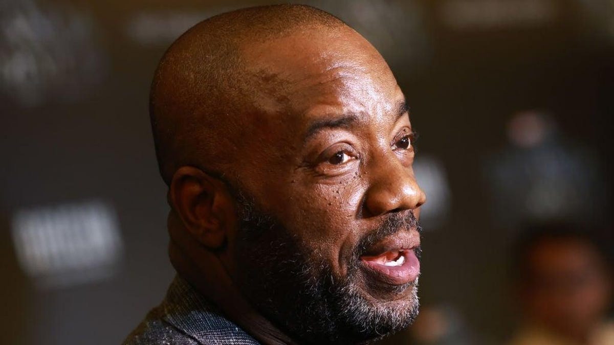 TheRoot's tweet image. Malik Yoba Says He No Longer Identifies as a Black Man But as 'Non-White' Instead and Fans are Scratching Their Heads dlvr.it/TJkKkV