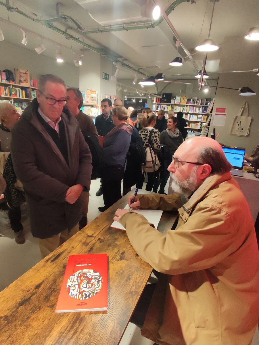 LaFatal_'s tweet photo. El fins ara poeta #LorenzoPlana debuta a la novel·la amb “Hoy verás el mundo” (@PagesEditors).
A la presentació, que ha estat tot un èxit, ell mateix ha catal·logat l’obra com a “un benevolent ajustament de comptes”. https://t.co/FeZfJL6xyO
