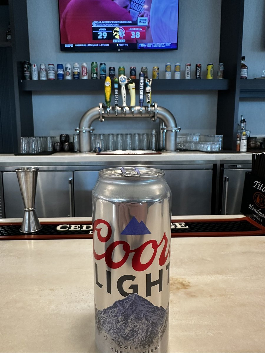 WIACTobySmith's tweet image. Annnnndddd we’re off. Cant wait to go full Dierks Bentley in T-40 (forty) minutes. #drunkonaplane 
@WIACBrianHuff