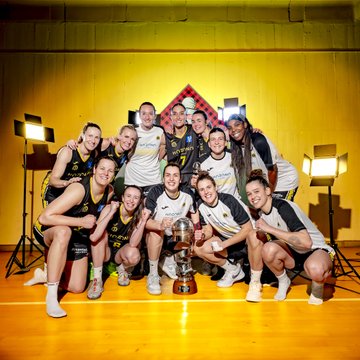 Astrapace's tweet photo. 🏆 ¡¡Campeonas!! 🏆
🥇 Las chicas del @CBJairis, equipo colaborador de #ASTRAPACE en nuestro campeonato 3x3, hacen historia y GANAN la #CopaReinaLFEndesa.
🏀 Queremos mandar nuestra más sincera enhorabuena. Sois un orgullo para todos/as! 💛🖤 ¡VAMOS! 💪🏼 https://t.co/8kyF8xVWUV