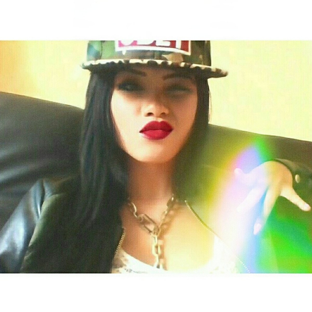 alinakarmaa's tweet photo. Retour dans le temps : mon look entre 2014 x 2015 , les snapback et les casquettes Obey me manquent ✨️ https://t.co/Z0I95ygYyN