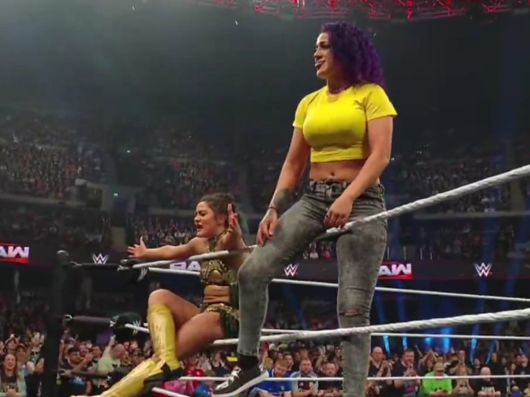 OsmanagicSarah's tweet photo. Bayley coming to help Lyra tonight,she is so beautiful 💋💕 
@itsBayleyWWE #WWERaw #Bayley https://t.co/RlxnYDwUg1