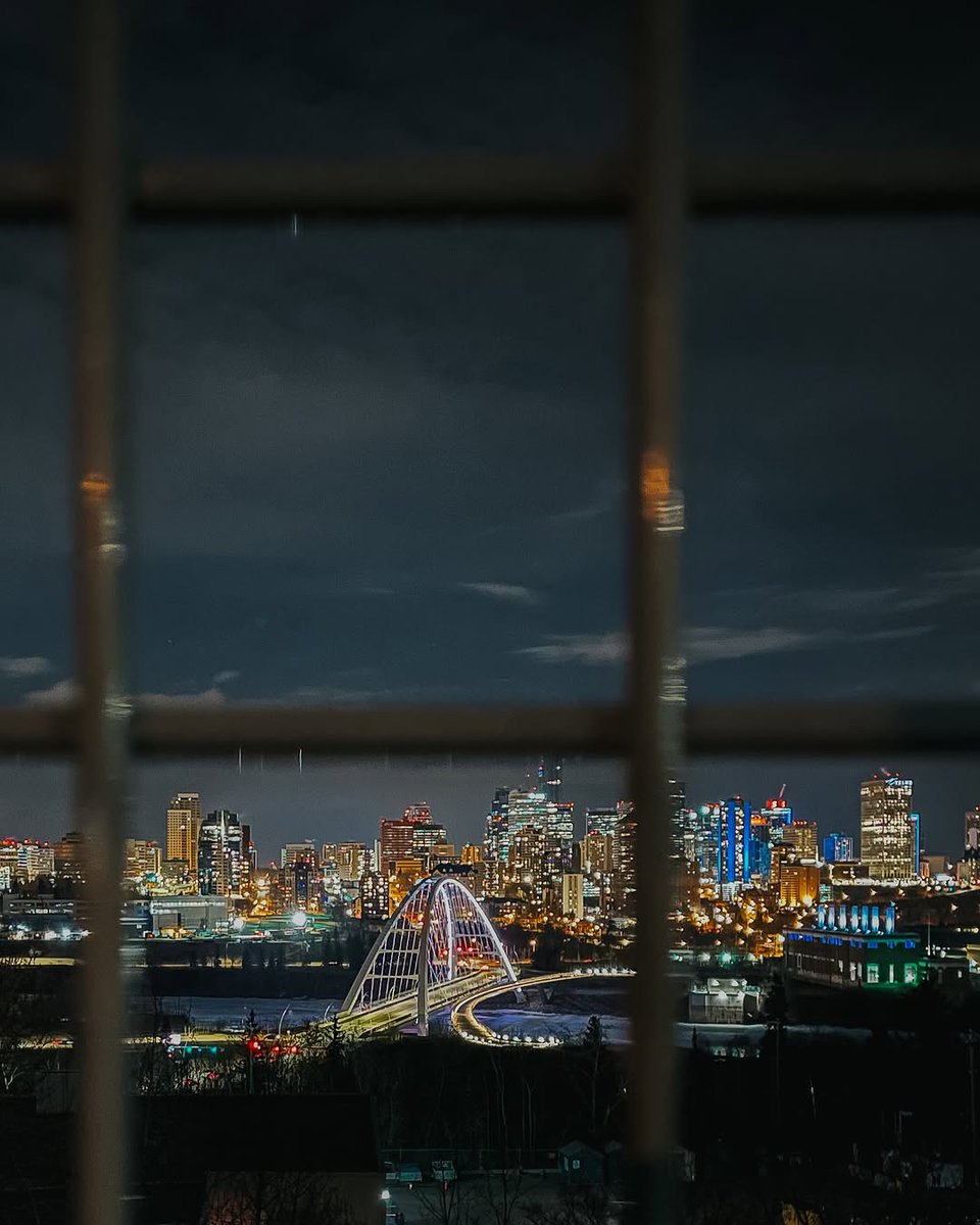 Talk about an Edmonton icon! 🌟 The Walterdale Bridge is a favourite for locals &amp; visitors. With stunning twin arches reaching 56m high, this beauty is hard to miss. 

Do you have the perfect shot of the Walterdale Bridge? Tag us so we can see! 👀

Photo credit ⬇️
📸:_leebk