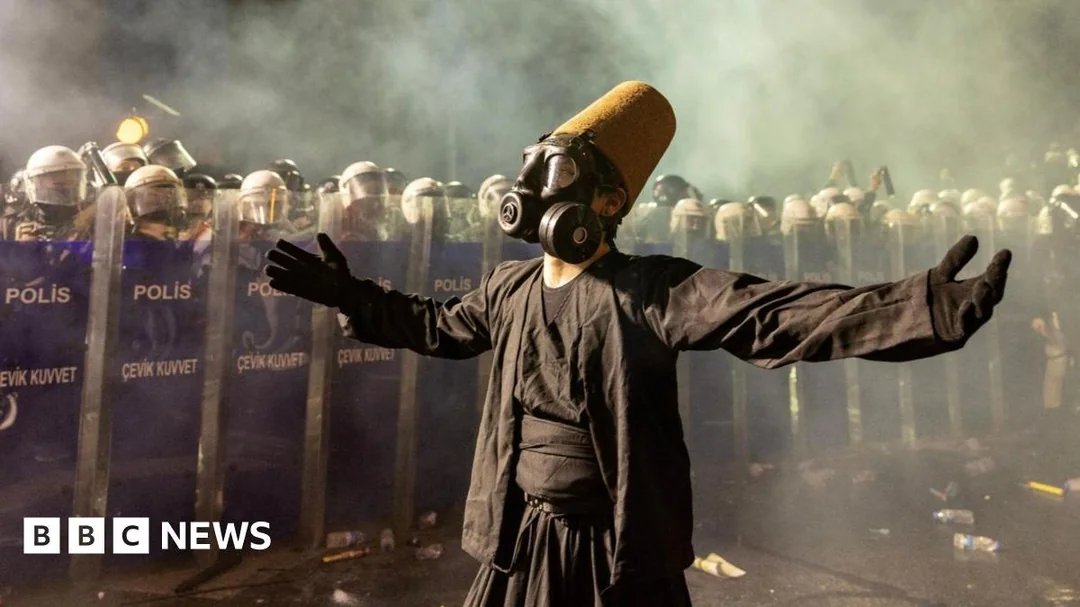 Miss_Cybernaut's tweet photo. Samo ovo, pošto nas je većina usmerena na naše probleme, pogledajte fotku iz Istanbula. 🤪
Derviš ispred kordona policije, demonstracije protiv Erdogana koji je bacio u zatočeništvo gradonačelnika Istanbula #postapokalipsa #redditthread https://t.co/1GyPuaDMVq