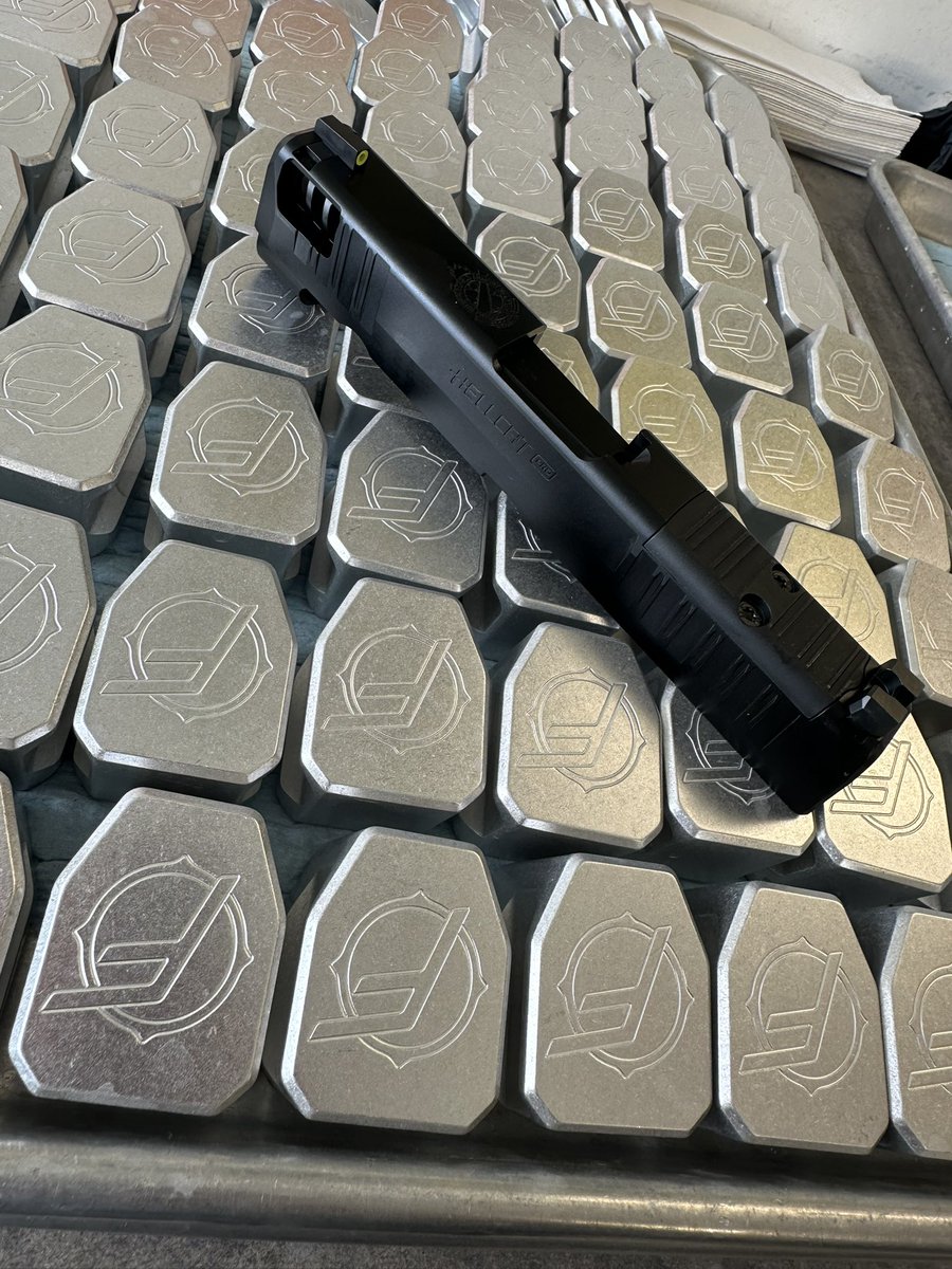 Floyds Custom Shop tweet media