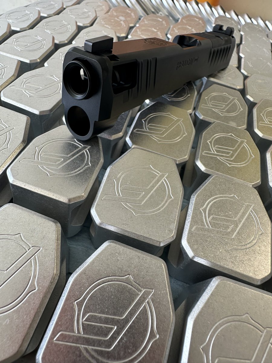 Floyds Custom Shop tweet media