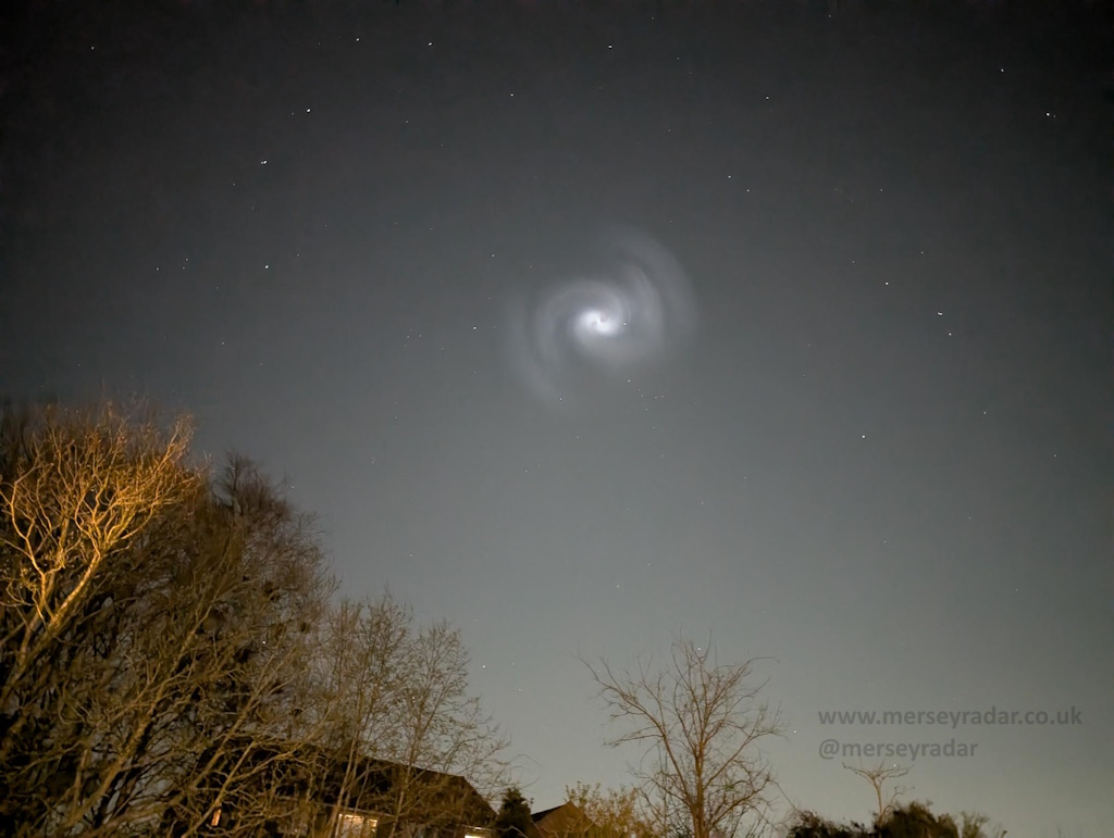 Seen from my 🇬🇧 garden this evening around 8:15pm local the <a href="/SpaceX/">SpaceX</a>  Falcon 9 second stage (NROL-69) passing overhead East to West.
According to those in the know...(I am not btw) the spiral effects are "Caused by illuminated frozen fuel expelled from the rocket second stage".