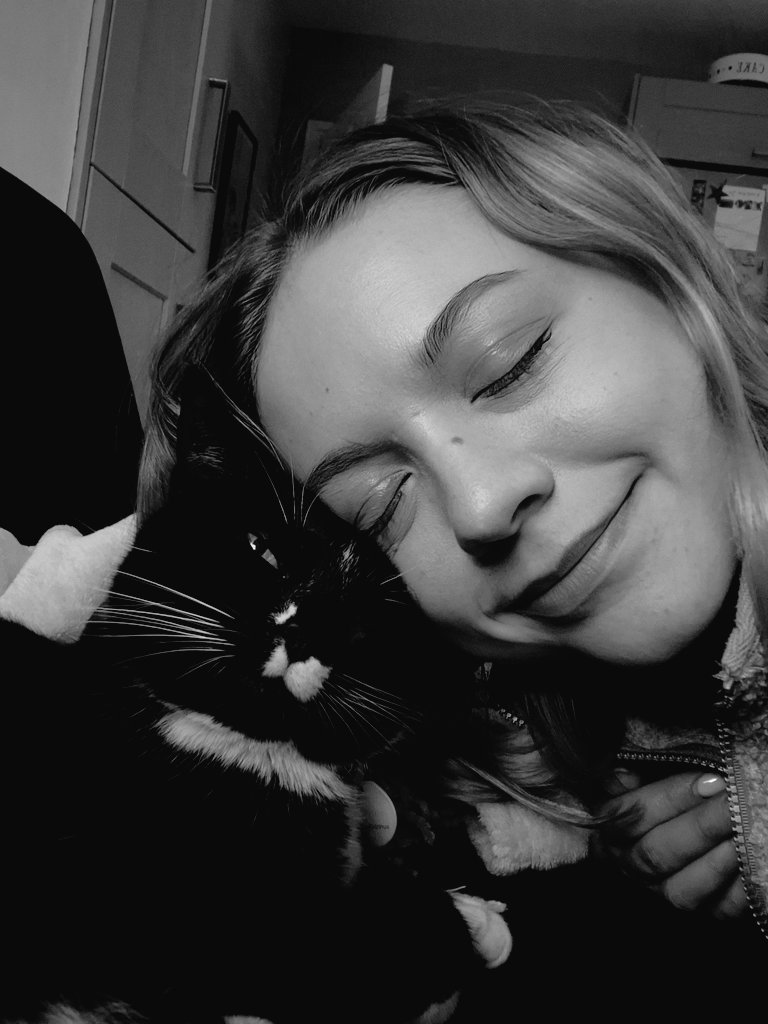 Her head is So Small. And also So Soft.