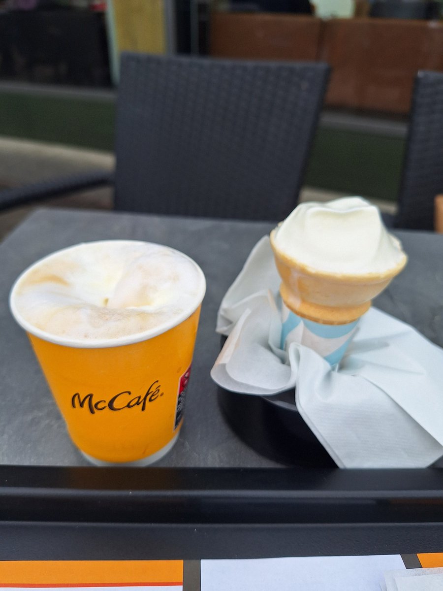 pearsawfly's tweet image. Nitko ništa:
Ja: McD kuponi
Pepeljara je stalak za sladoled ako ju okrenete naopako, a sladoled je pola za u kavu #protips