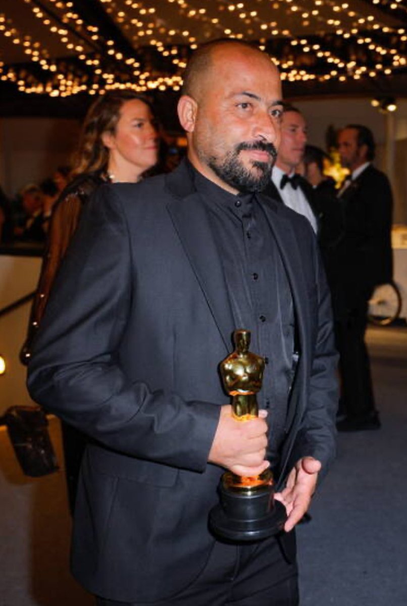 🚨 GRAVISSIME

Des COLONS israéliens ARMÉS sont allés TABASSER le réalisateur palestinien Hamdan Ballal à son domicile en Cisjordanie. Il a ensuite été ARRÊTÉ par l’armée israélienne DANS SON AMBULANCE.

Son film dénonçant la colonisation, No Other Land, avait été oscarisé.