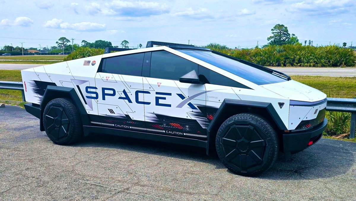 TheTeslaLife's tweet photo. #CyberWrap #SpaceX https://t.co/Mef1pQzRu0