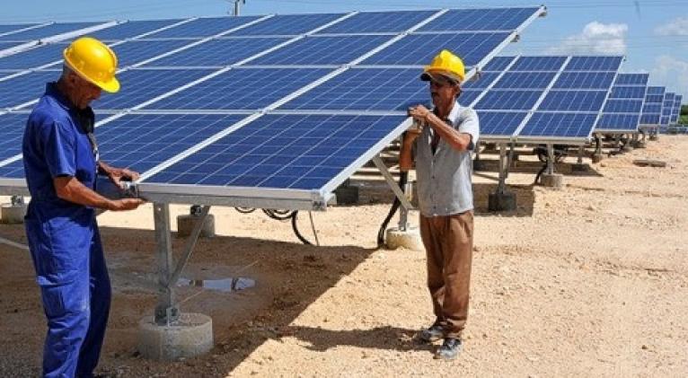 Cuba cerrará marzo con ocho nuevos parques solares de tecnología china.
 #LatirAvileño #SinPerderUnDía cubasi. <a href="/PaulinoPrezVie1/">Paulino Pérez Viera</a>