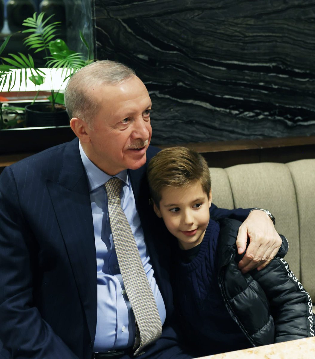 Cumhurbaşkanımız Recep Tayyip Erdoğan, Ankara'da bir kafede vatandaşlarla bir araya geldi. Sohbet edip kahve içti, çocukları kucağına alarak seven Cumhurbaşkanımızın samimi anları objektiflere yansıdı.