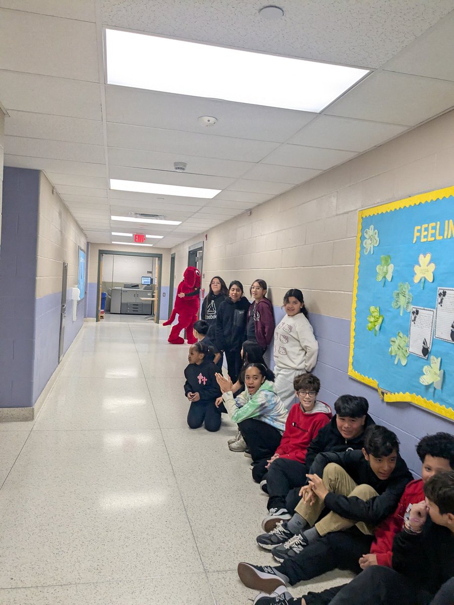 What PAWesome day at #GREGORY! Thanks for the visit, Clifford!  <a href="/GREG_Principal/">Nik Greenwood</a> <a href="/msrich04/">Twana Richardson</a>