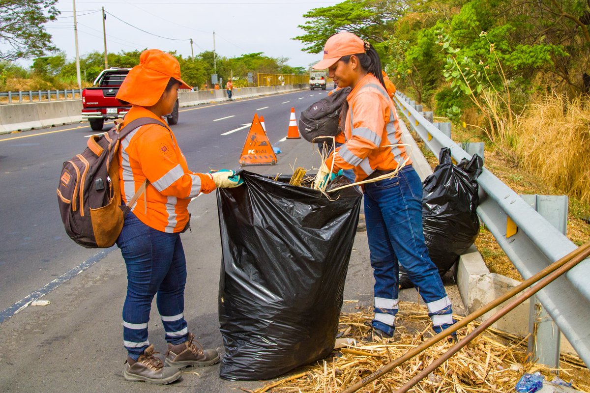 Uno de nuestros equipos llevó a cabo una jornada de limpieza en la carretera El Litoral, en Zacatecoluca.

Recordamos a la población la importancia de no tirar basura en las carreteras para prevenir inundaciones.