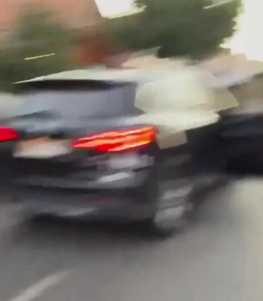cdamnesia's tweet photo. @ROMANO2505 @PostDissolved @doncomedia Claro, estaba cortada y x eso el auto había pasado flotando x encima 🙄 https://t.co/3N2WIyfApT