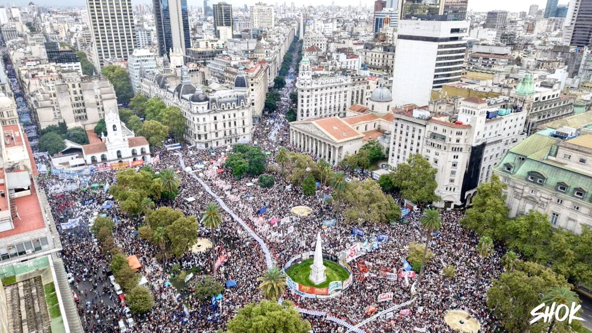 El pueblo ejerciendo la memoria colectiva y abrazando la democracia. Que viva la Patria, el Amor, la Libertad y la justicia social. 
#NuncaMas