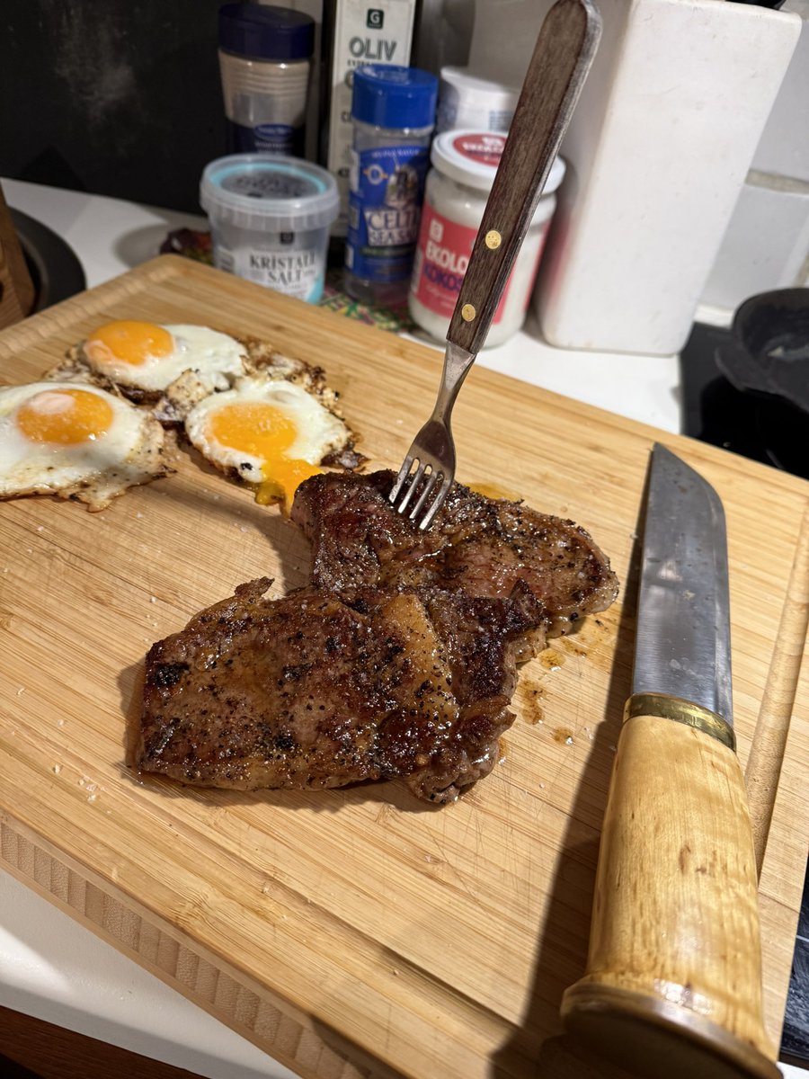 anders_edstrom's tweet image. I strongly belive the carnivore diet has helped me &amp;amp; benefits me due to the osteoarthritis in both my knees. High in fat, protein, nutritious, nutrient density &amp;amp; full calories. 
.
.
.
#nutrientdensity #osteoarthritis @shawnbakerMD @paulsaladinomd @DrEricBergDC1 🥩